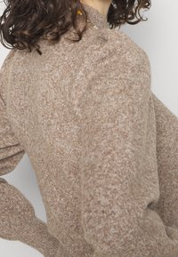 Vero Moda Maternity Stickad tröja - light brown