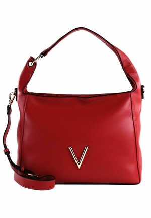 Rote Leder-Handtasche mit glatter Textur, Schultergurt und goldfarbener V-förmiger Hardware-Akzent auf der Vorderseite. Sie verfügt über ein strukturiertes Design.