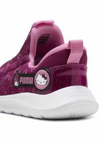 Fioletowe sneakersy wsuwane z błyszczącym, brokatowym akcentem na pięcie, z czarną łatą z logo Hello Kitty oraz elastycznym designem.