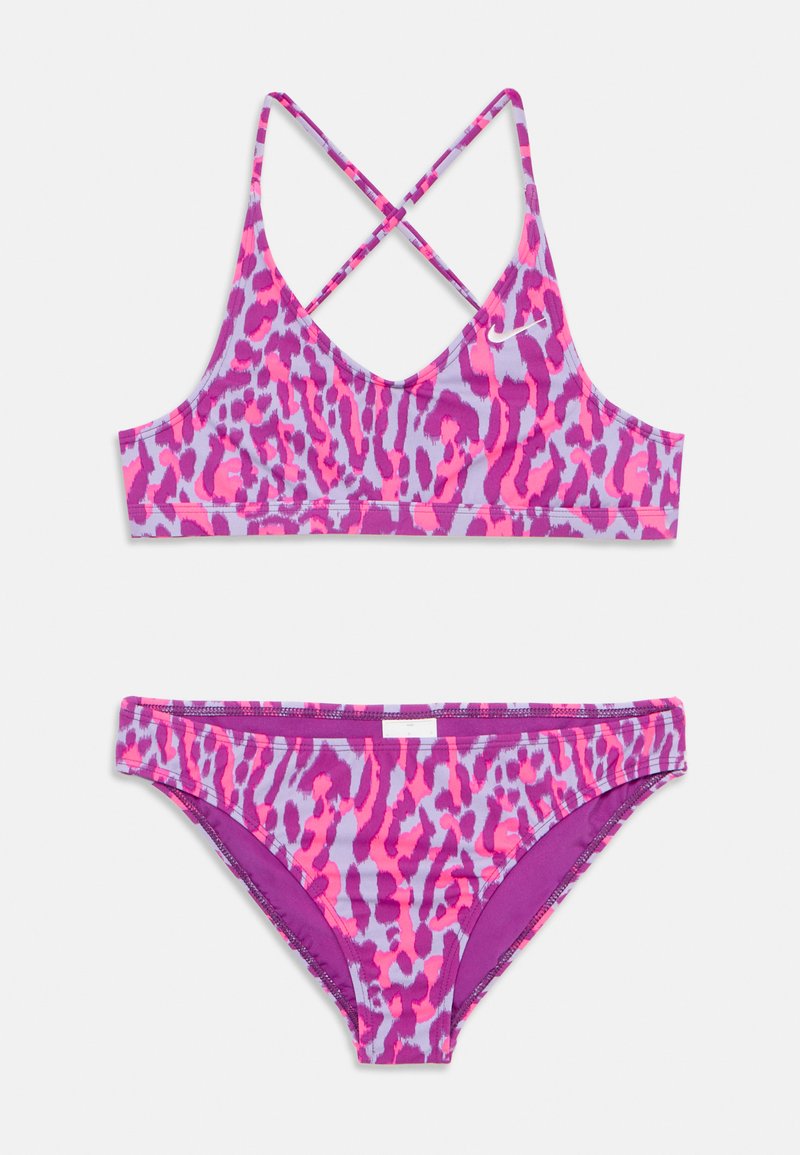 Conjunto de biquíni roxo com padrão de leopardo em rosa e lavanda. O top apresenta tiras entrelaçadas; a parte de baixo é de cintura média com um padrão correspondente.