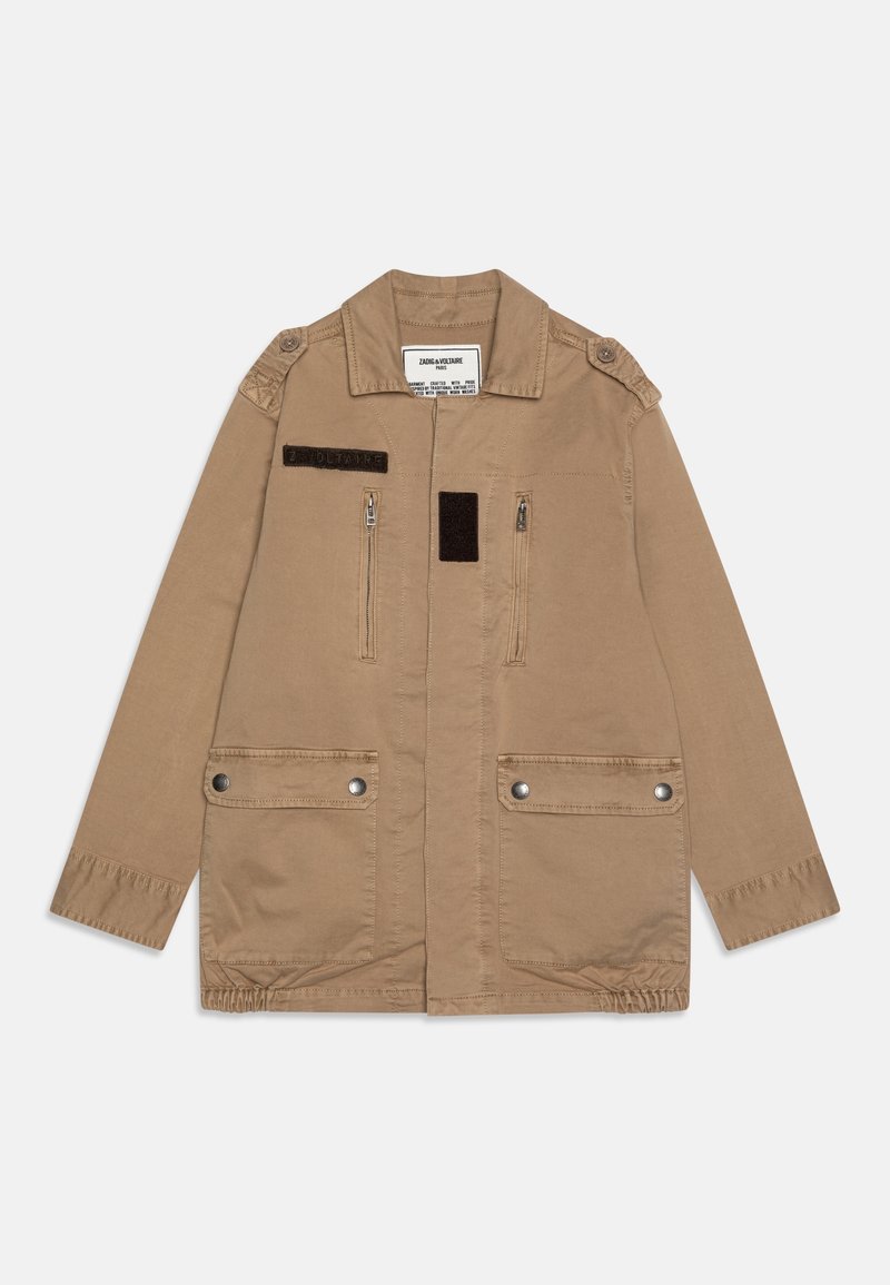 Beige, långärmad jacka med mandarin-krage, två dragkedjefickor, elastisk midja, axelremmar och ett kardborreband.