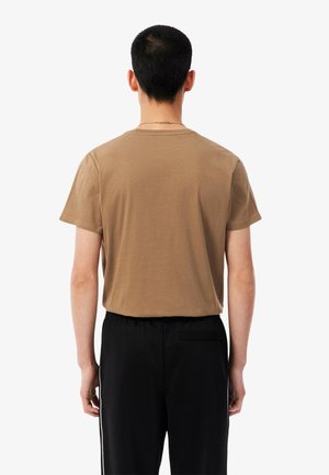 Lacoste, TH6709_ZIH - T-Shirt basic - marron-six