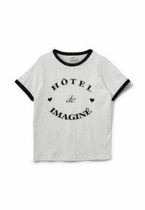Hvid T-shirt med korte ærmer med sort kant på krave og ærmer, med sort tekst "HÔTEL de IMAGINÉ" og to hjerteikoner.