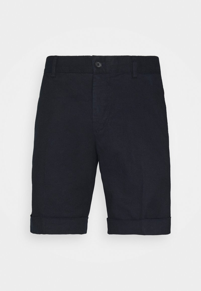 Shorts noirs jusqu'au genou, ajustés, avec ourlets revers, passants de ceinture et fermeture par bouton à la taille sur fond blanc.