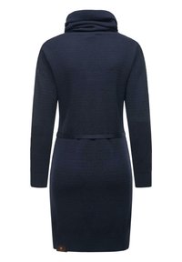 Pletené šaty, tmavomodré, s výstrihom do cowl, dlhými rukávmi a textúrovaným vzorom. Obsahujú látkový opasok v oblasti pásu a logo ako akcent.