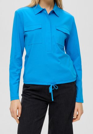 Lichtblauwe pullover met lange mouwen, een kraag, twee borstzakken en een trekkoord aan de zoom voor een verstelbare pasvorm. Zachte stoftextuur.