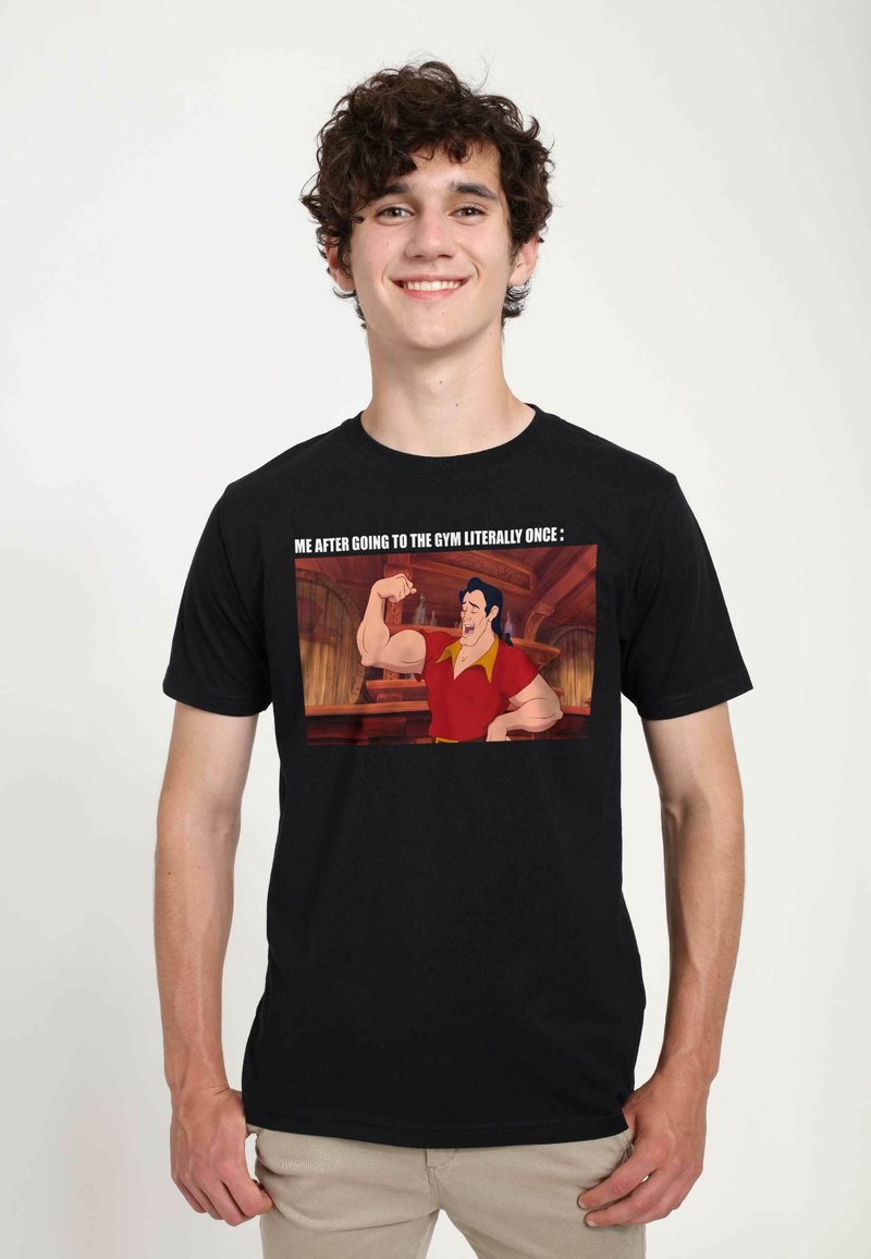 Zwarte katoenen t-shirt met een afbeelding van een cartoon spierbundel die flexed, met de tekst "IK NAAST DE SPORTSCHOOL ZO EVENEENS" erboven.