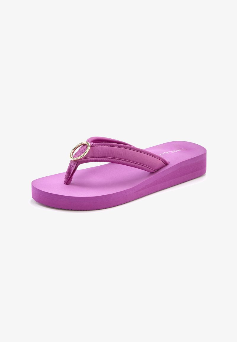 Paarse platform slippers met gevoerde bandjes en een gouden metalen ringdetail op een witte achtergrond.