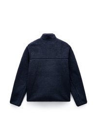 Chaqueta polar azul oscuro vista desde atrás con mangas largas y cuello alto, hecha de tejido suave y texturizado.