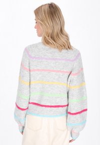 Maglione grigio con trama, arricchito da strisce multicolori in rosa, verde, giallo e blu. Presenta maniche lunghe a palloncino e una vestibilità morbida.