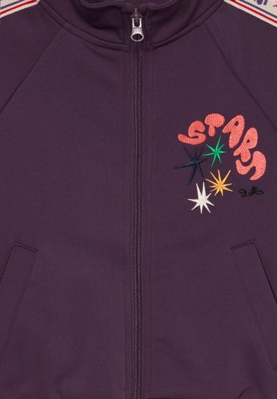 Dunkelviolette Zip-Up-Jacke mit "STARS"-Stickerei in Koralle und mehrfarbigen Sternformen auf der Brust sowie gestreiftem Detail an der Schulter.