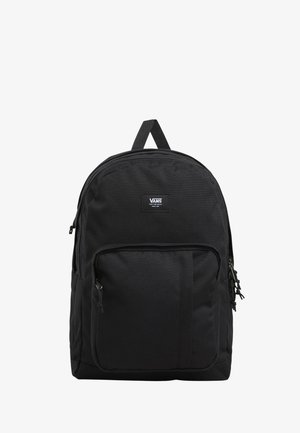 Sac à dos en tissu noir avec une forme courbée, des poches zippées et une poignée supérieure. Dispose d'une poche avant avec des tirettes de zip double et un logo.