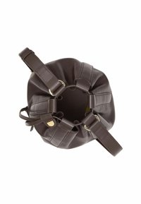 Borsa a secchiello in pelle marrone con parte superiore arricciata, spallacci regolabili e dettagli in metallo dorato. Texture liscia e design strutturato.