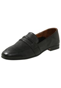 Mocassin en cuir noir avec un petit talon, un bout carré arrondi et un détail de bride sur le dessus, présenté en angle trois-quarts.
