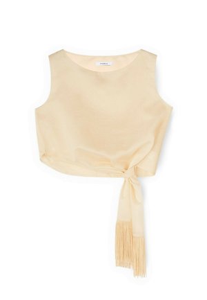 Ærmeløs beige crop top med rund halsudskæring, bundet knude i siden med lange frynser, der hænger ned.