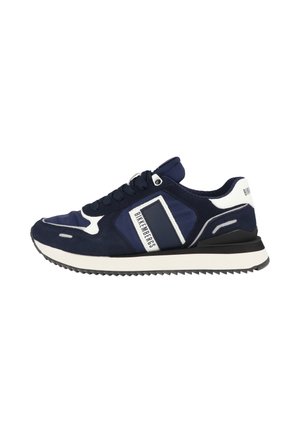 Sneaker blu navy con accenti bianchi, in suede e mesh, chiusura con lacci e suola in gomma texturizzata. Presenta un dettaglio del logo sul lato.