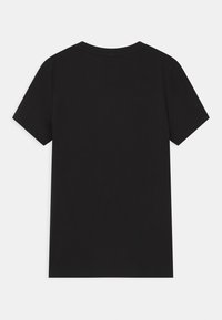 Must värvi lühikeste varrukatega T-särk, mis on valmistatud puuvillast, ümar kaelus ja puhas, minimalistlik disain, ilma nähtavate mustrite või aktsentideta.