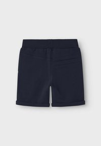 Bermudas azul marino hechas de una tela suave, con una cintura elástica, puños enrollados y un bolsillo trasero con un diseño de corte simple.