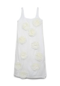 Weißes ärmelloses Kleid mit mehreren strukturierten Blumenapplikationen in verschiedenen Größen, die einen dreidimensionalen Effekt auf dem Stoff erzeugen.