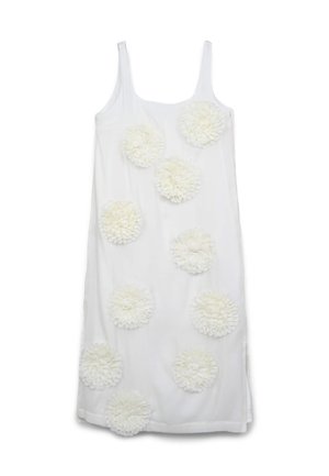 Robe blanche sans manches ornée de plusieurs appliqués floraux texturés de tailles variées, créant un effet dimensionnel sur le tissu.