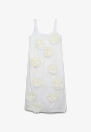 Robe blanche sans manches ornée de plusieurs appliqués floraux texturés de tailles variées, créant un effet dimensionnel sur le tissu.