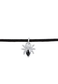 Pendente a forma di ragno in argento con una gemma a goccia nera, sospeso a un cordino nero. Presenta zampe di ragno dettagliate e una superficie testurizzata.