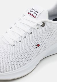 Tommy Hilfiger LIGHTWEIGHT RUNNER  - Sneaker low - white