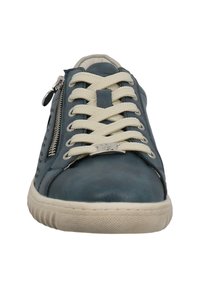 Des baskets en cuir bleu présentent un design perforé, des lacets crème et une fermeture éclair sur le côté. Semelle en caoutchouc texturé avec des détails de couture subtils.