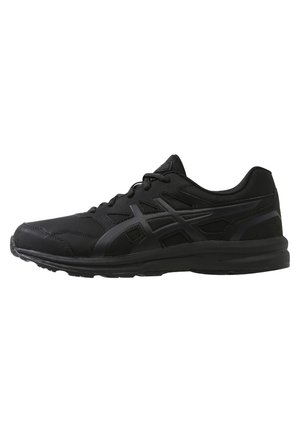 Baskets de sport noires basses avec fermeture à lacets et semelle texturée, avec un motif de logo subtil sur le côté.