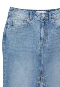 Jupe en denim bleu clair avec poches avant, passants de ceinture, fermeture à bouton et fente avant au niveau de l'ourlet.