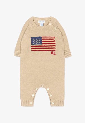 Pelele de bebé beige de punto con mangas largas, cierre de botones y un diseño de la bandera estadounidense con las iniciales "RL" en el pecho.