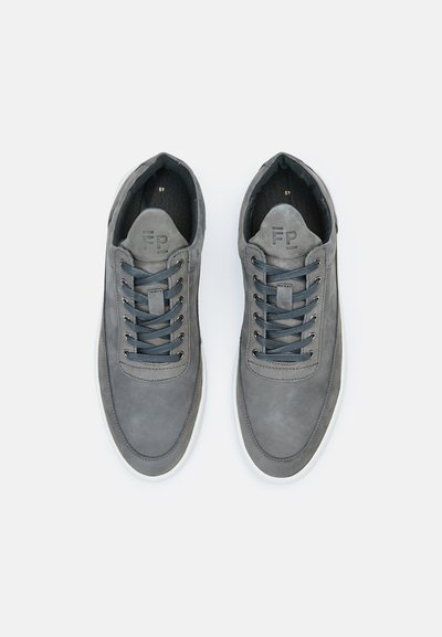 Grå lær-sneakers med en glatt tekstur, rund tå og hvite gummisåler. Har mørkegrå snører og preget logo på tungen.