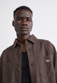 Dickies DUCK - Camisa - dark brown