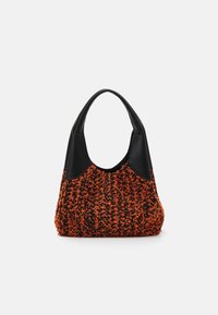 Borsa hobo in pelle nera e tessuto arancione texturizzato, con manico curvo e superficie morbida e soffice.