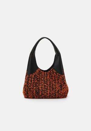 Sort læder og orange tekstureret stof håndtaske med hobostil, der har en buet håndtag og en blød, fluffy overflade.