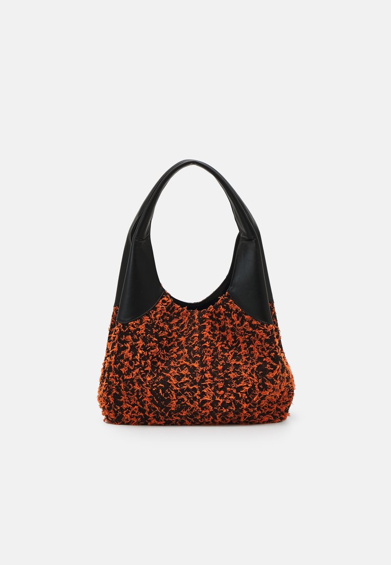 Borsa hobo in pelle nera e tessuto arancione texturizzato, con manico curvo e superficie morbida e soffice.