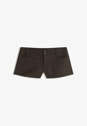 Pantaloni corti marroni realizzati in tessuto testurizzato, con due bottoni in vita, tasche frontali e un leggero arrotondamento all'orlo.