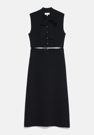 Robe midi noire sans manches avec des boutons à l'avant, un col noué en nœud papillon et une fine ceinture noire à la taille.