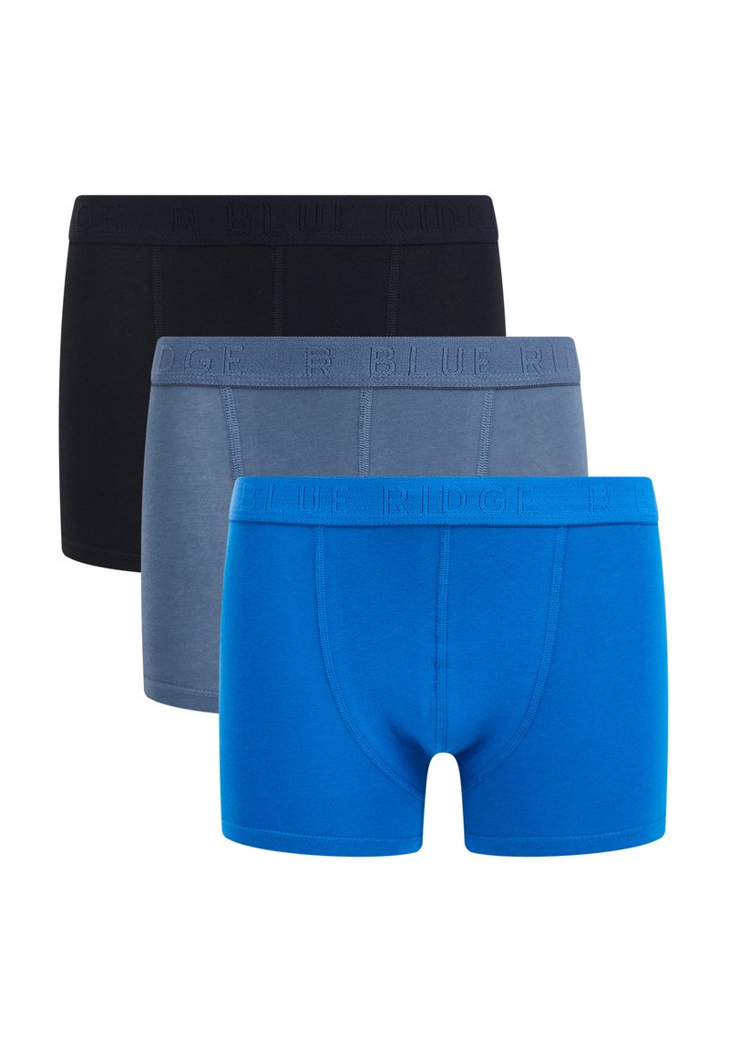 Tris vyrų bokserių trumpikių poros juodos, pilkos ir ryškiai mėlynos spalvos, sukrautos su matomomis siūlėmis ir ženklais ant juosmens.