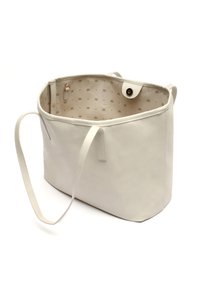 Witte leren totebag met een gestructureerde buitenkant, een ruime binnenkant met een geplastificeerd voering en een magnetische drukknoopsluiting. Twee schouderbanden.