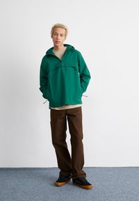 Carhartt WIP Jachetă de vânt - chervil/black