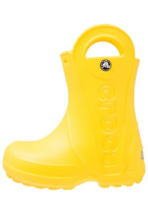 Bottes de pluie Crocs étanches jaune vif avec poignées de tirage et semelle texturée, conçues pour les enfants.