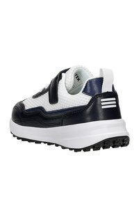 Sportschuhe mit einem weißen Mesh-Obermaterial und marineblauen Lederakzenten. Dicke weiße Zwischensohle mit schwarzem Gummiprofil. Einstellbares Klettverschlussdesign.