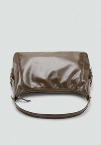 Hnedá kožená kabelka s lesklým povrchom, obdĺžnikového tvaru, s horným zipsovým uzáverom a odnímateľným ramenným popruhom so zlatými hardvérovými akcentmi.