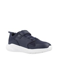 Scarpa sportiva navy con tomaia in mesh e sintetico, suola in gomma bianca, chiusura con lacci e strap in velcro, design testurizzato sulla punta e sui lati.