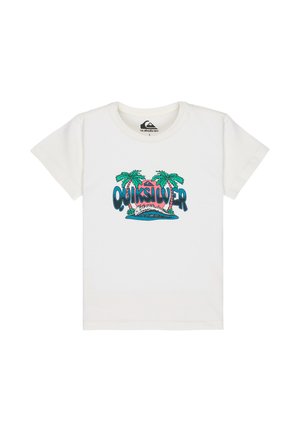 Biały t-shirt z krótkim rękawem z kolorowym logo Quiksilver przedstawiającym palmy, oceaniczną falę i różowe słońce.