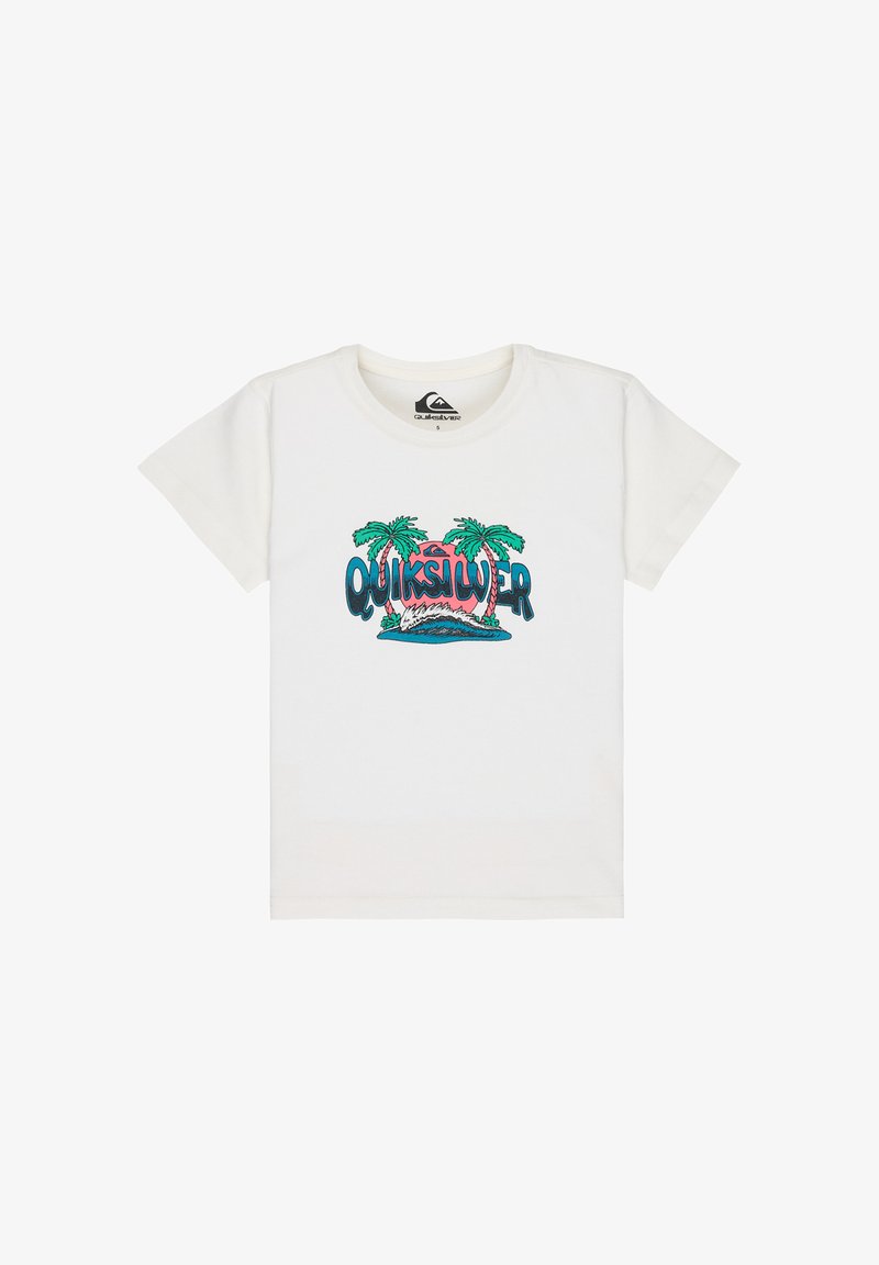 T-shirt blanc à manches courtes avec un logo Quiksilver coloré présentant des palmiers, une vague océanique et un soleil rose.