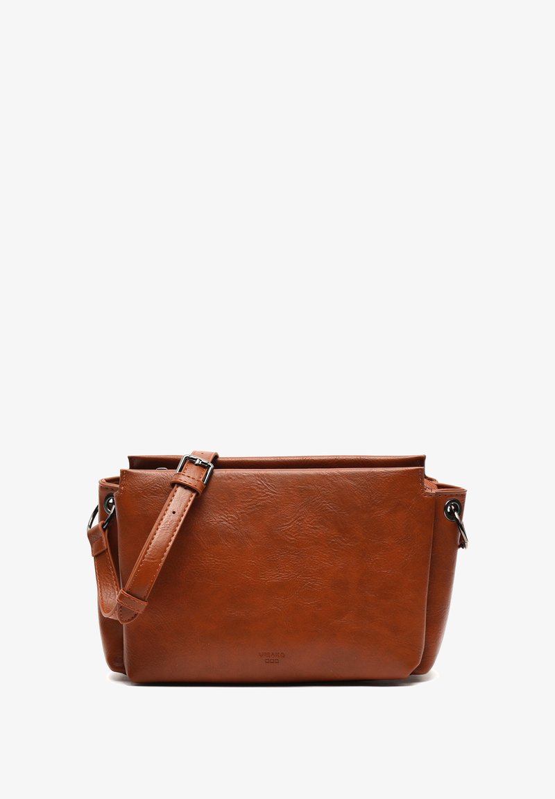 Rjava sintetična usnjena torba za ramo z teksturirano površino, nastavljivim trakom in dvema predaloma za shranjevanje. Diskretno oblikovana embalaža.