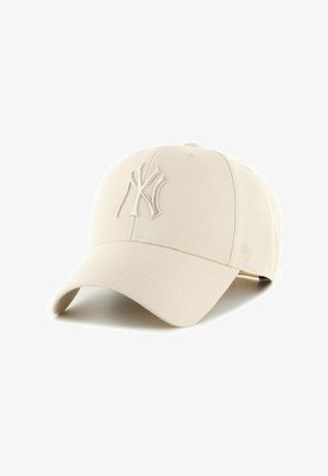 Beżowa czapka bejsbolowa z zakrzywionym daszkiem, z haftowanym logo New York Yankees na przodzie oraz małym logo '47' po boku.