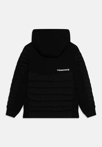 Veste noire à capuche avec des segments matelassés gonflés sur les manches et le dos, avec un logo réfléchissant. Texture lisse dans l'ensemble.